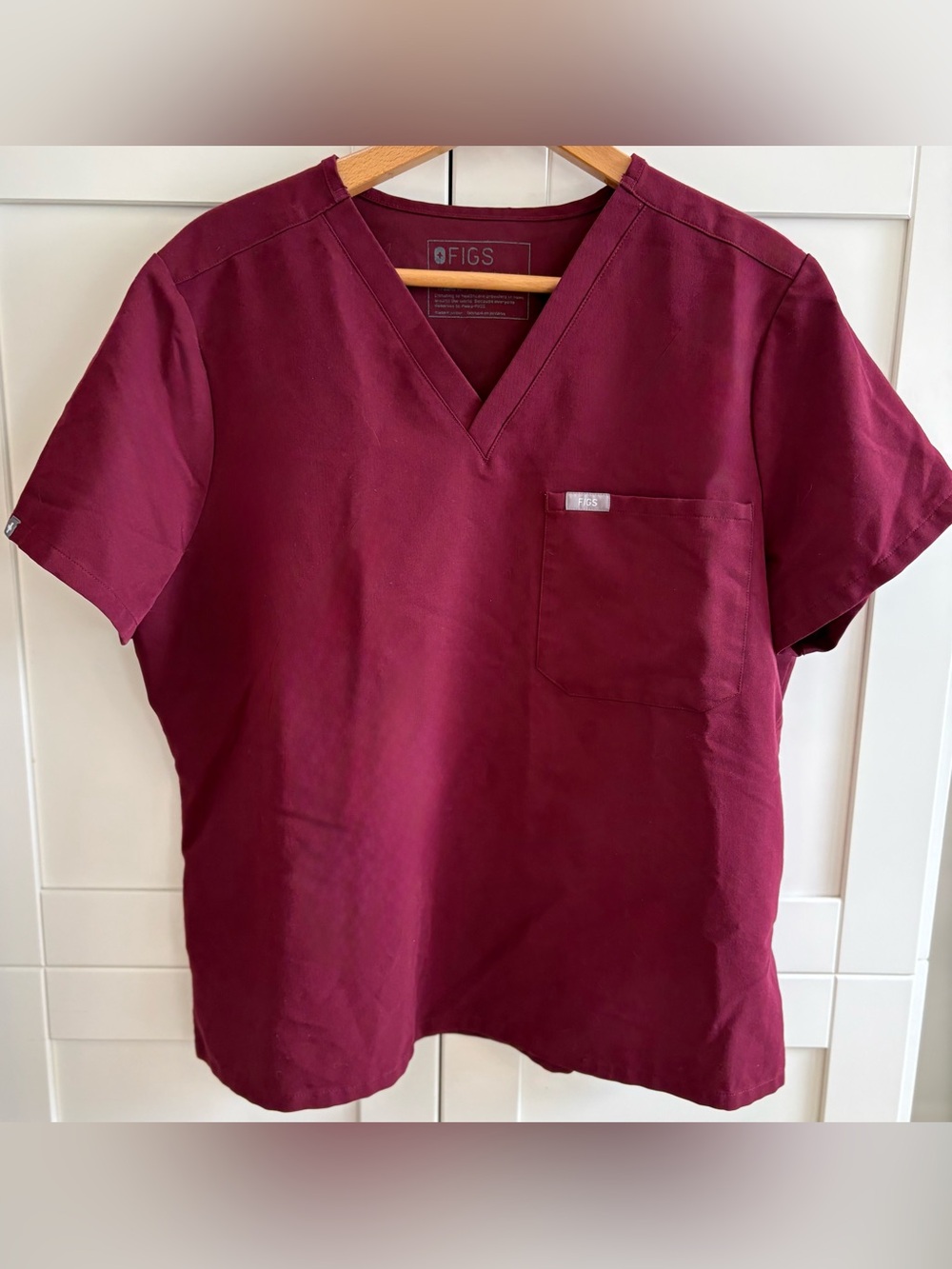 FIGS TECHNICAL COLLECTION LARGE SHORT SLEEVE V CUT SCRUB TOP " CATARINA PETITE"